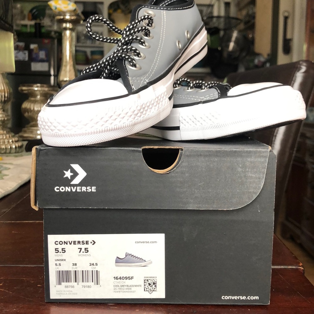 New/never worn Converse size 7.5